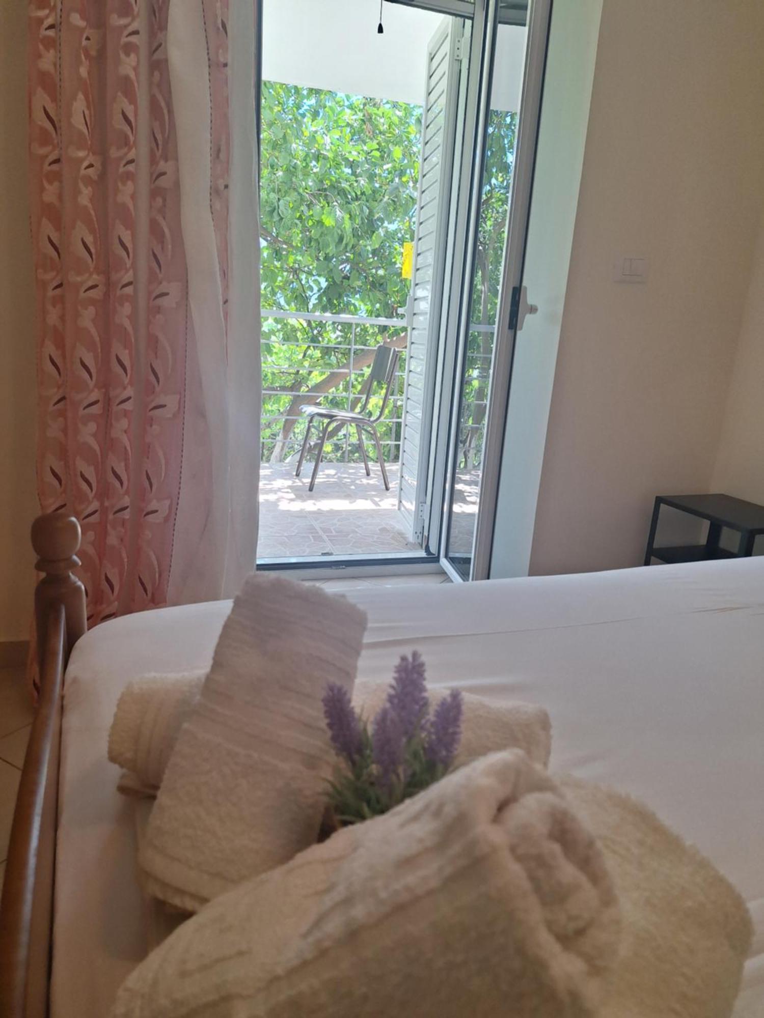 Lucas Apartments Himare Exterior photo