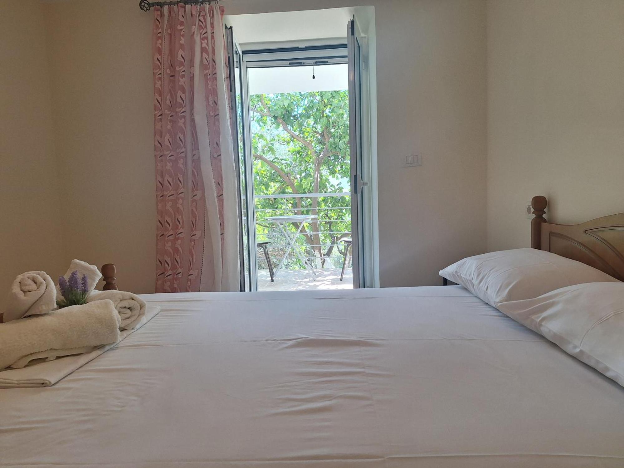 Lucas Apartments Himare Exterior photo